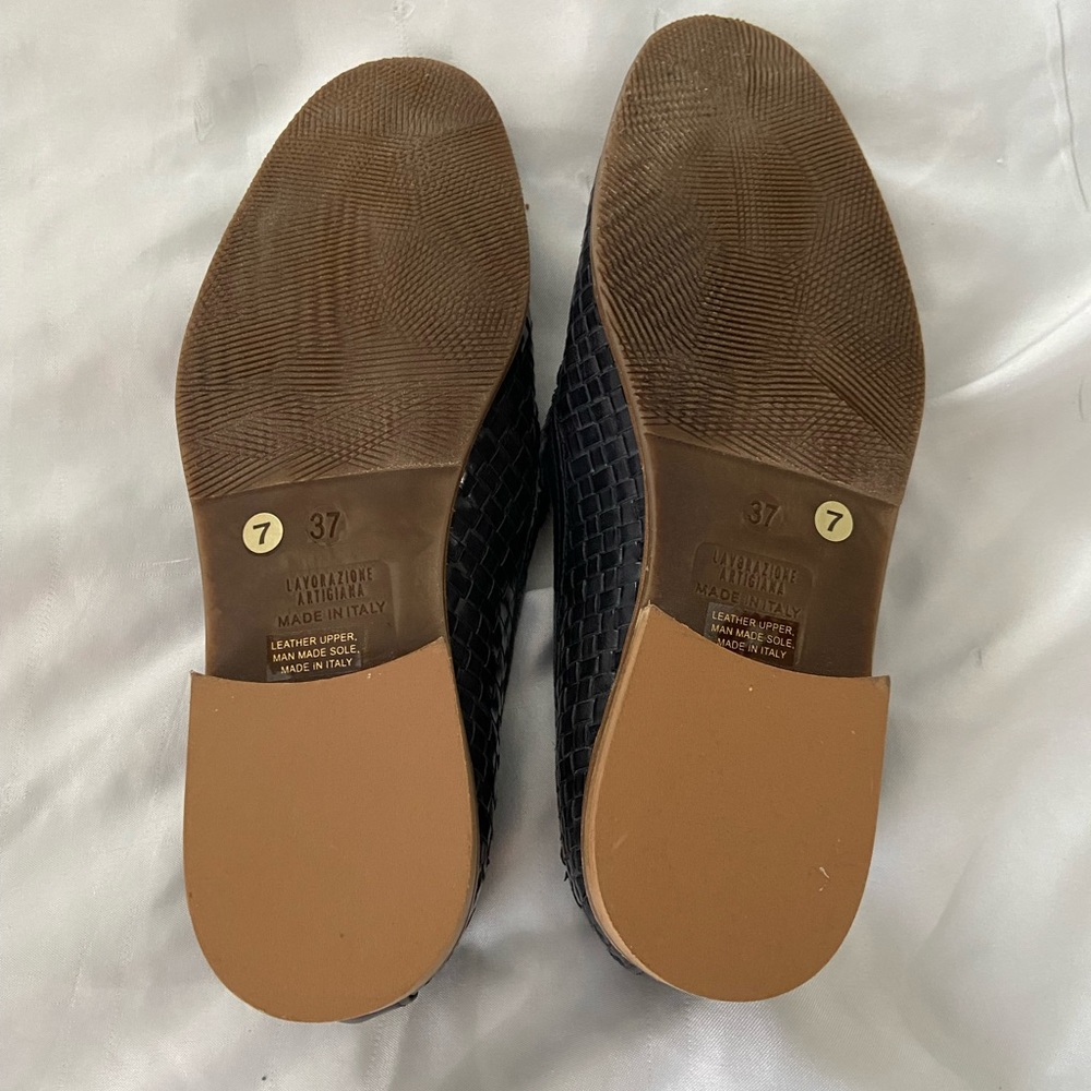 Loafers.Italian designed weaved leather w/tan heel.Sz 7. Barely worn. - Picture 2 of 6